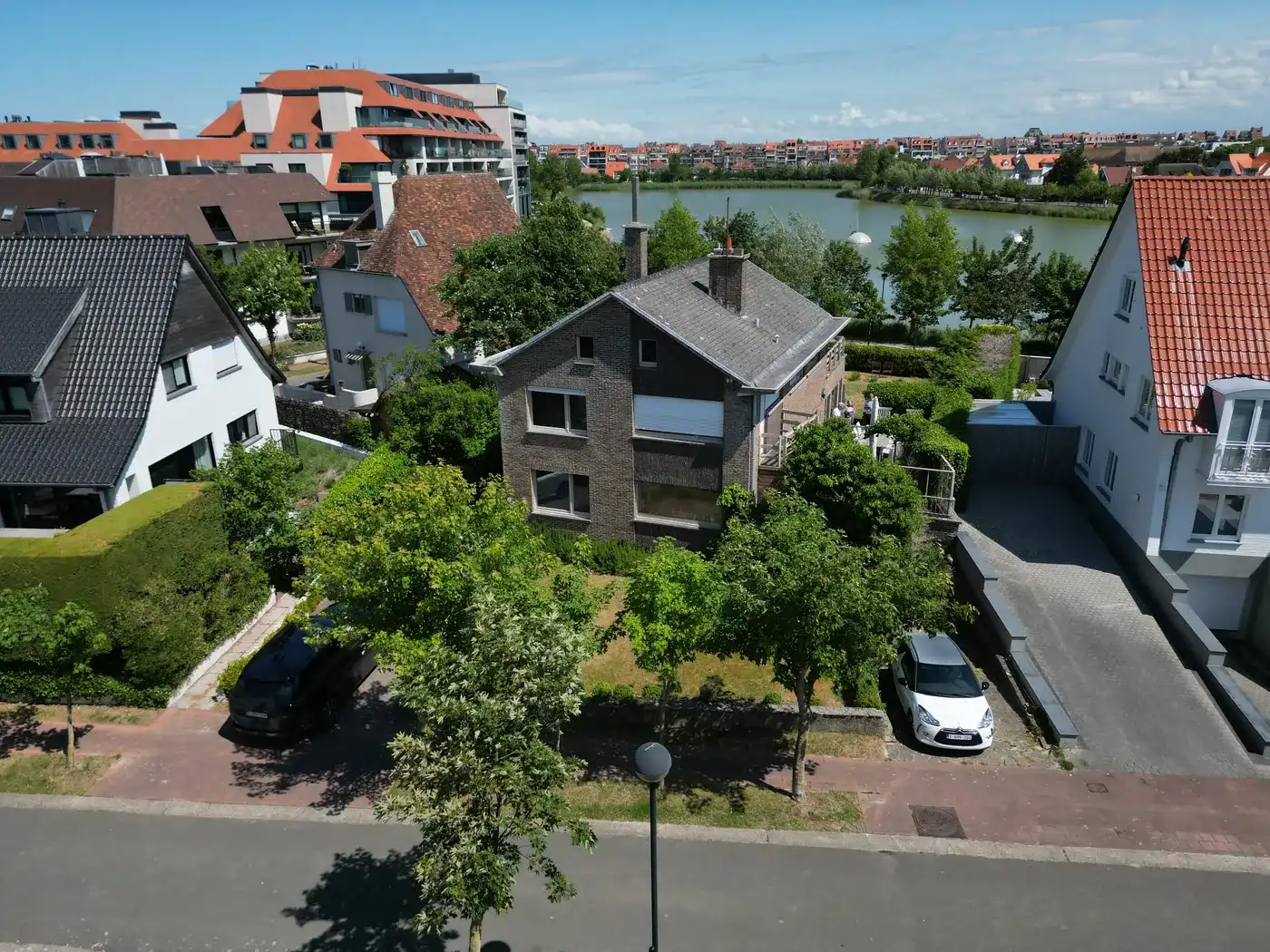 Alleenstaande villa gelegen op het Zegemeer met NIEUW VERGUND PLAN foto {{pictureIndex}}