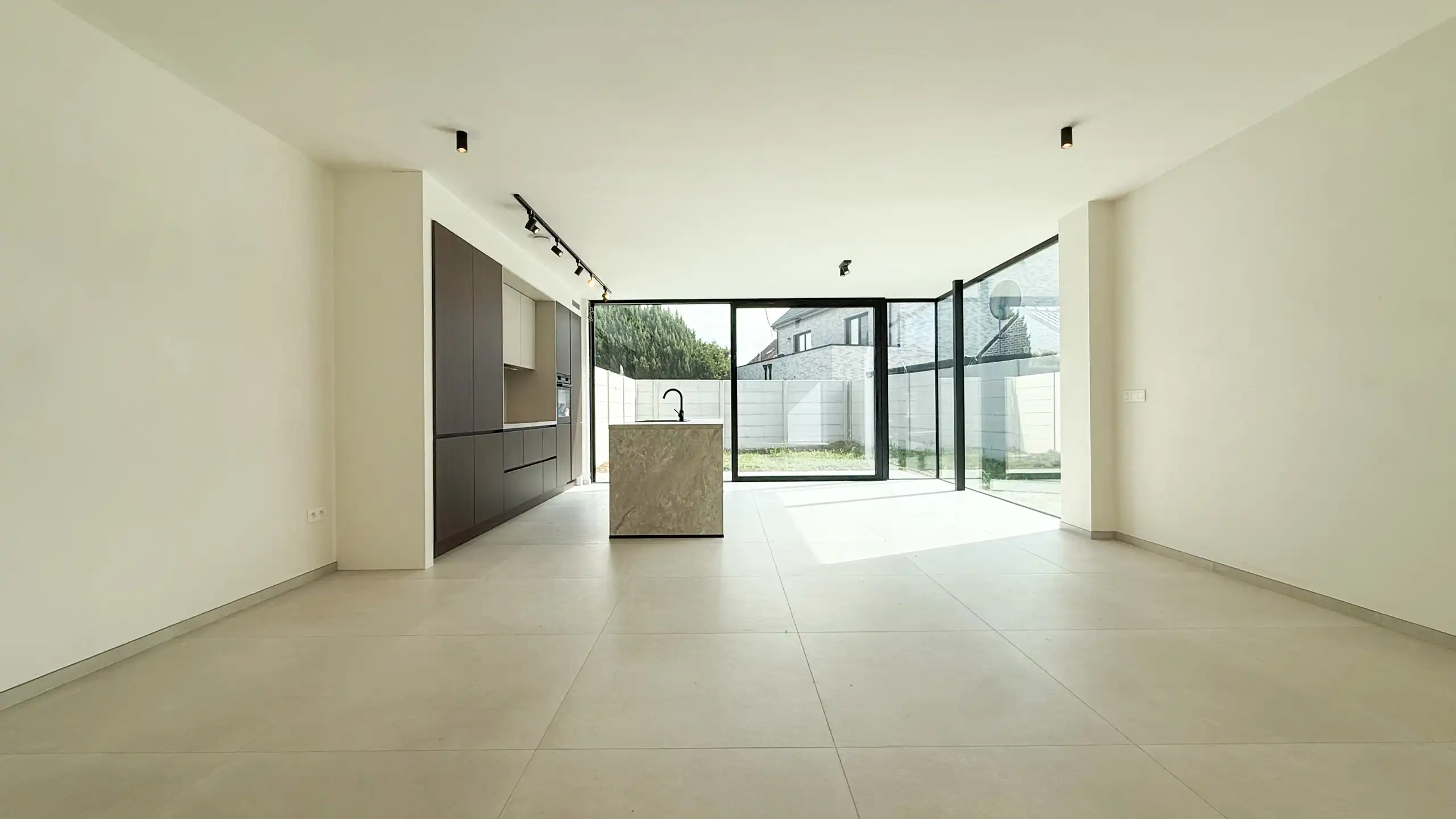 Kwalitatief afgewerkte nieuwbouwwoning op centrale ligging! foto 4