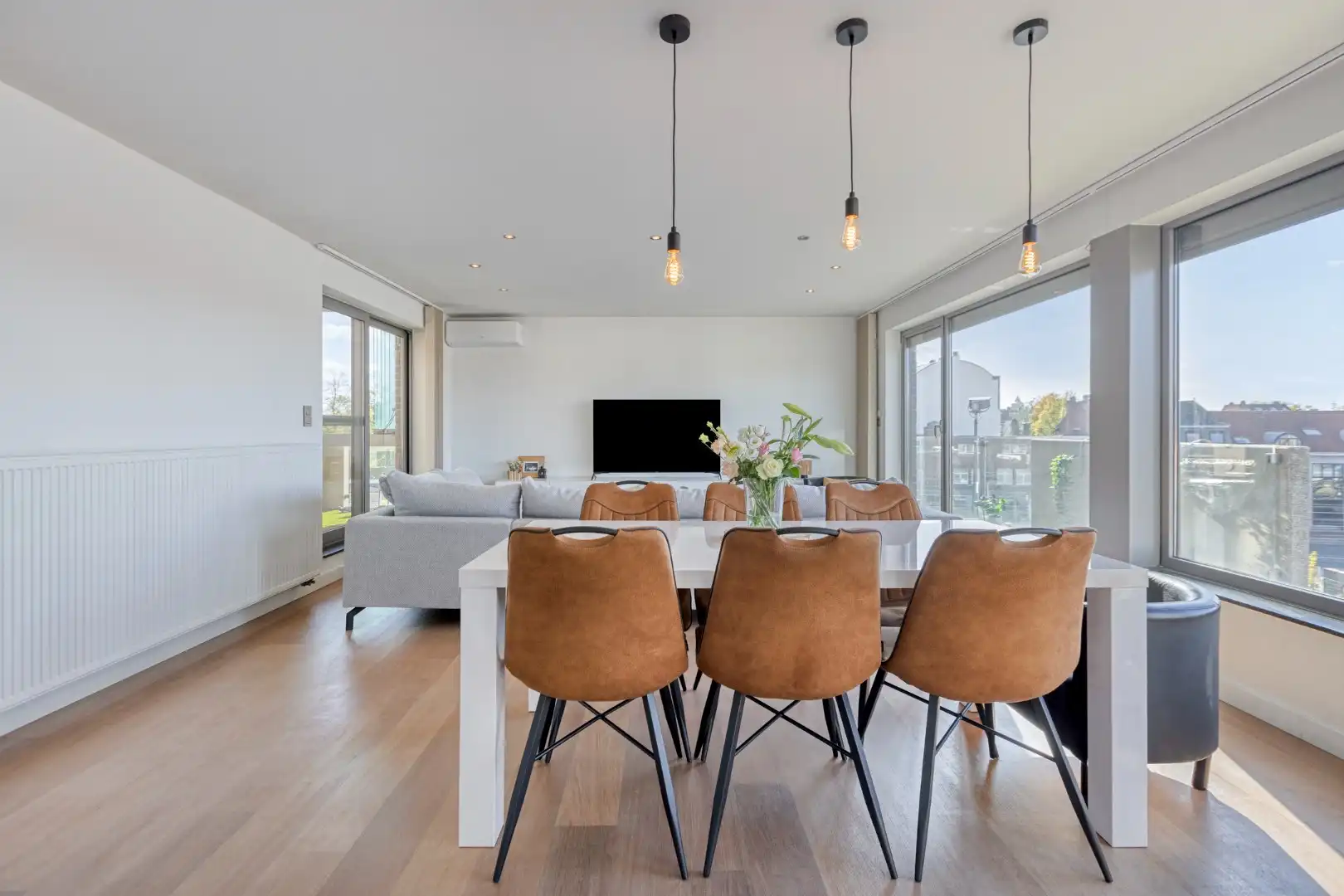 Ruim ingedeeld appartement met zonterrassen in het centrum. foto 8