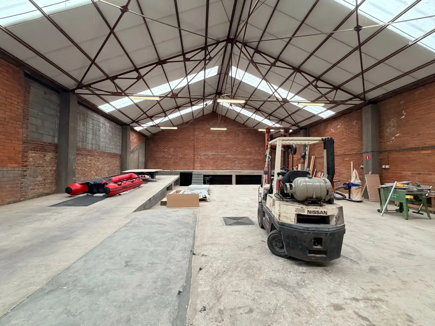 Loods met een oppervlakte van ± 300 m² in centrum Tielt! foto {{pictureIndex}}