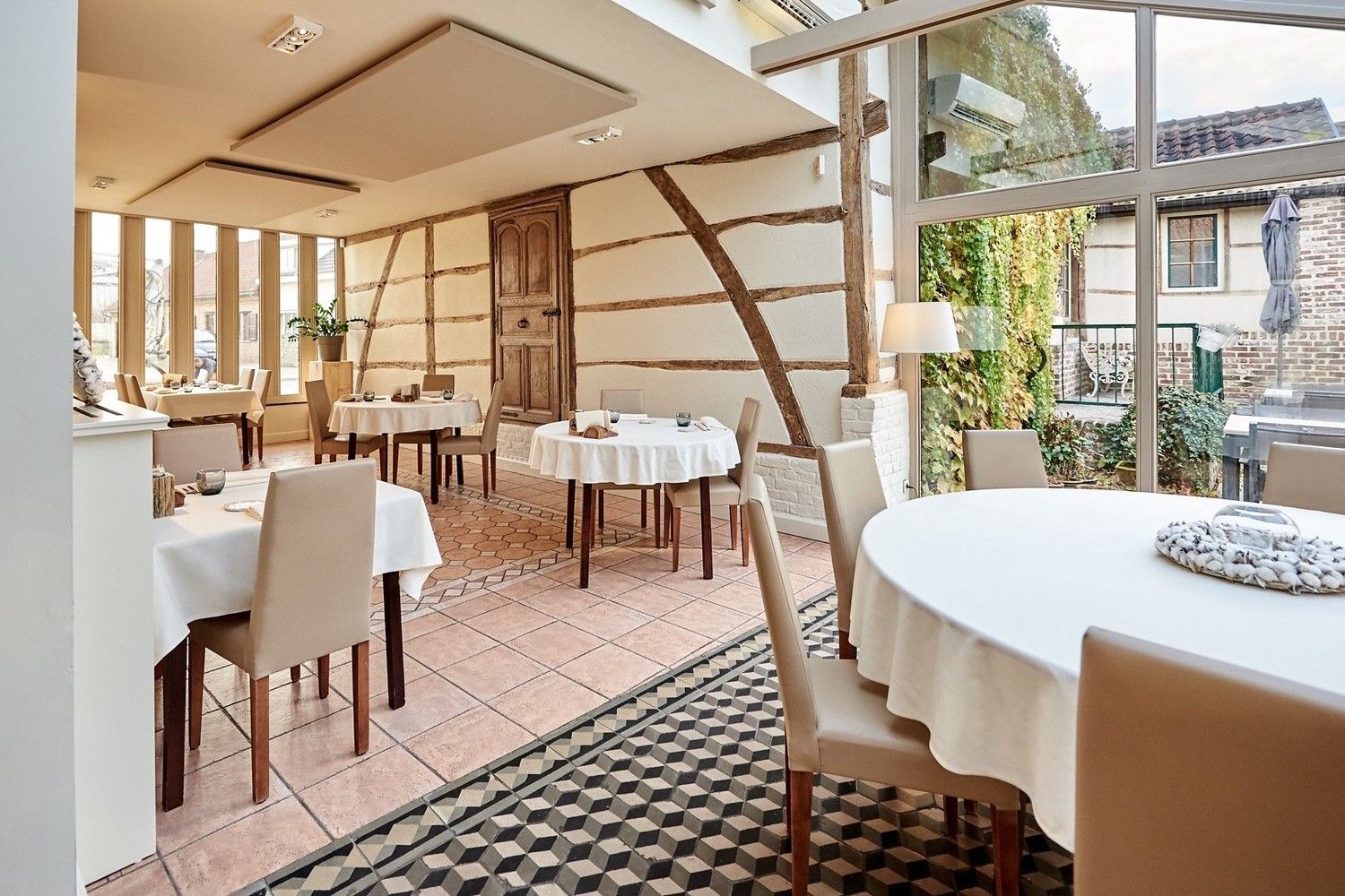 Uniek pand bestaande uit restaurant, grote feestzaal met ruime parking en woning op een domein van maar liefst van 74a. foto 10