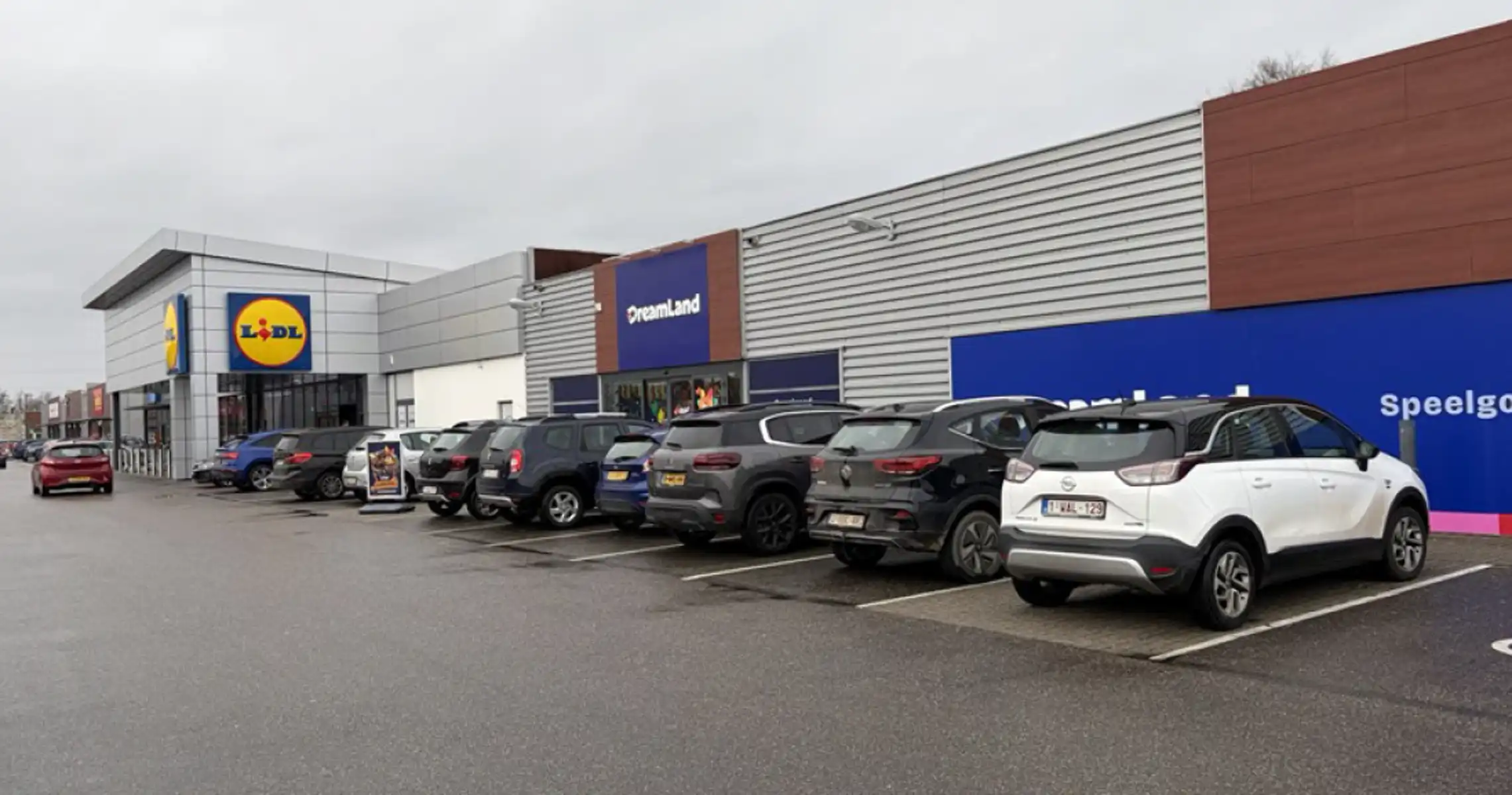Handelspand 1.500 m² te huur – Retailpark Lanaken foto {{pictureIndex}}