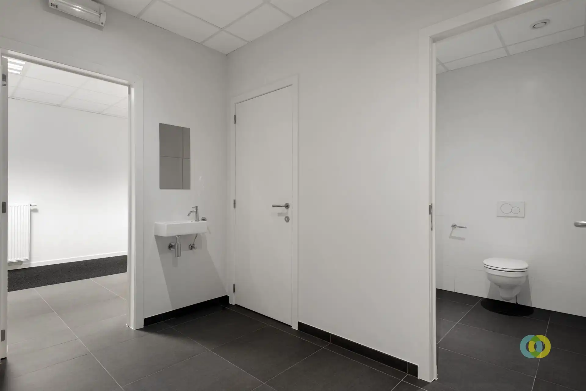 Instapklaar kantoor of commercieel gelijkvloers op uistekende locatie foto 13