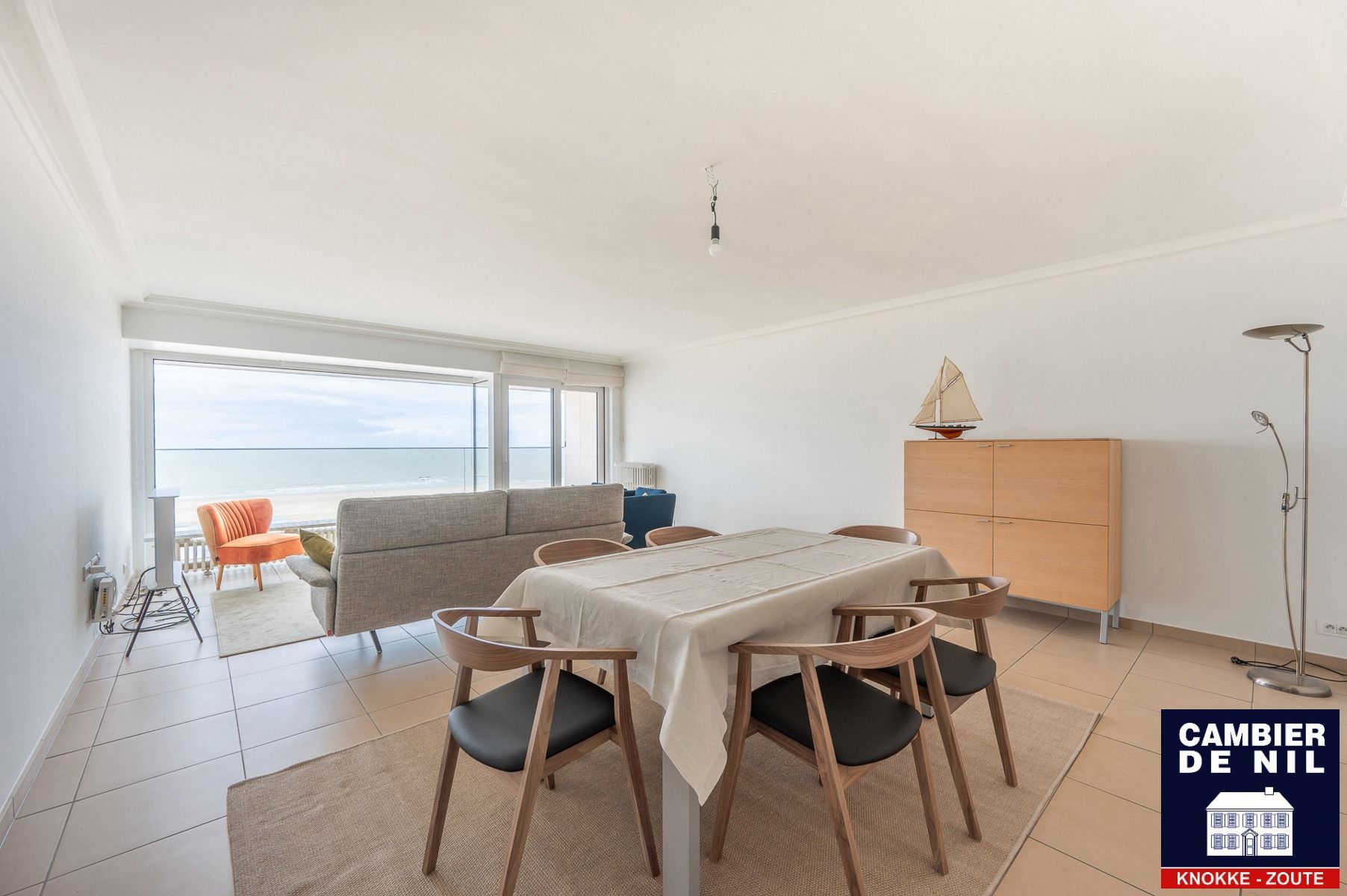 Gemeubeld appartement met frontaal zeezicht foto 4