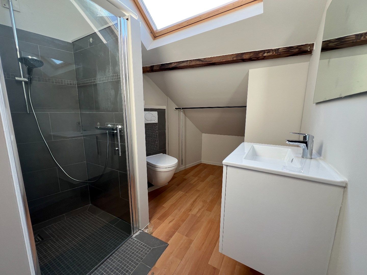 Gezellige rijwoning met 1 slaapkamer (+ bureau) en terras (2 slpks mogelijk) foto 9