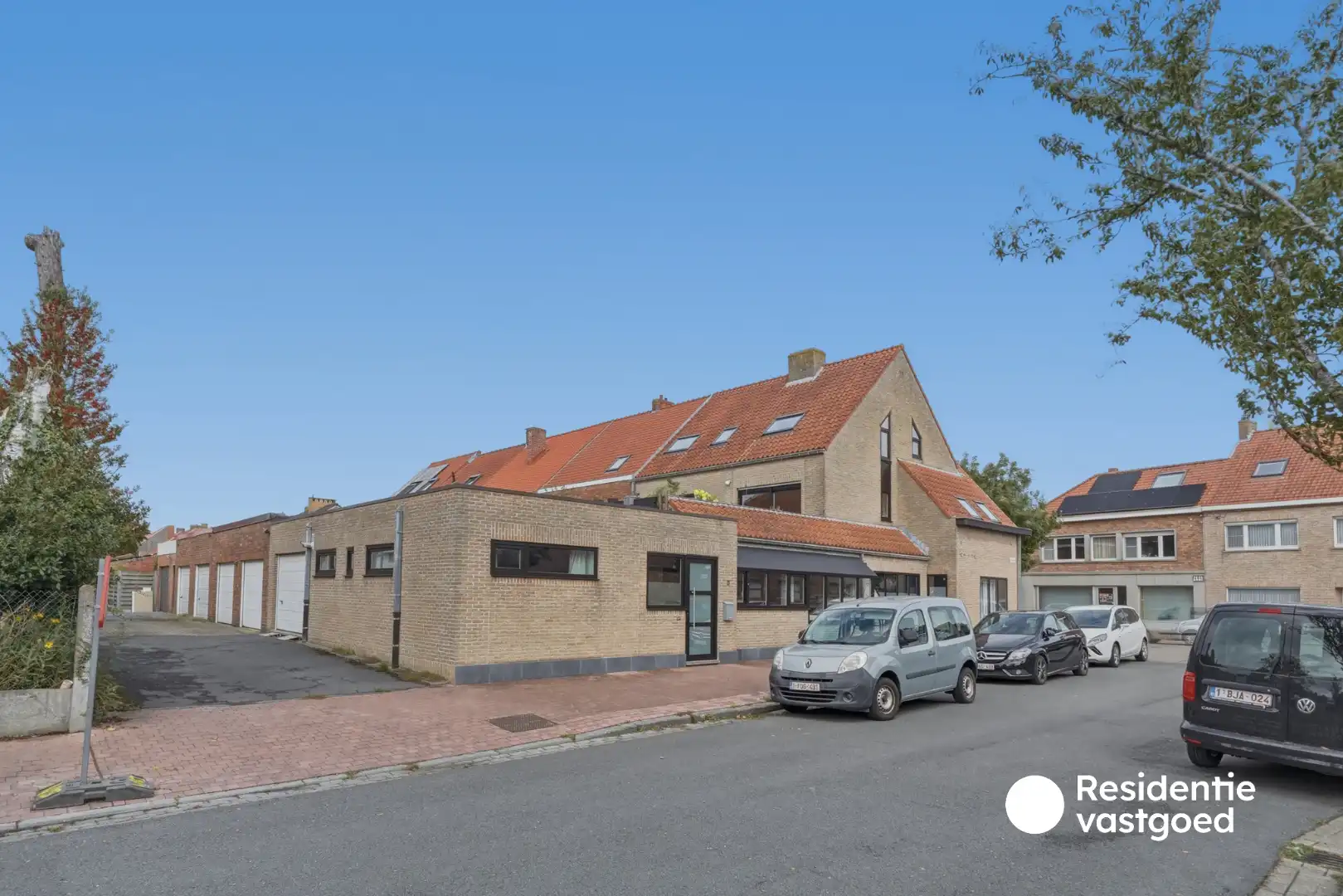 Opbrengsteigendom met 3 appartementen, garage en zonnig terras foto 2