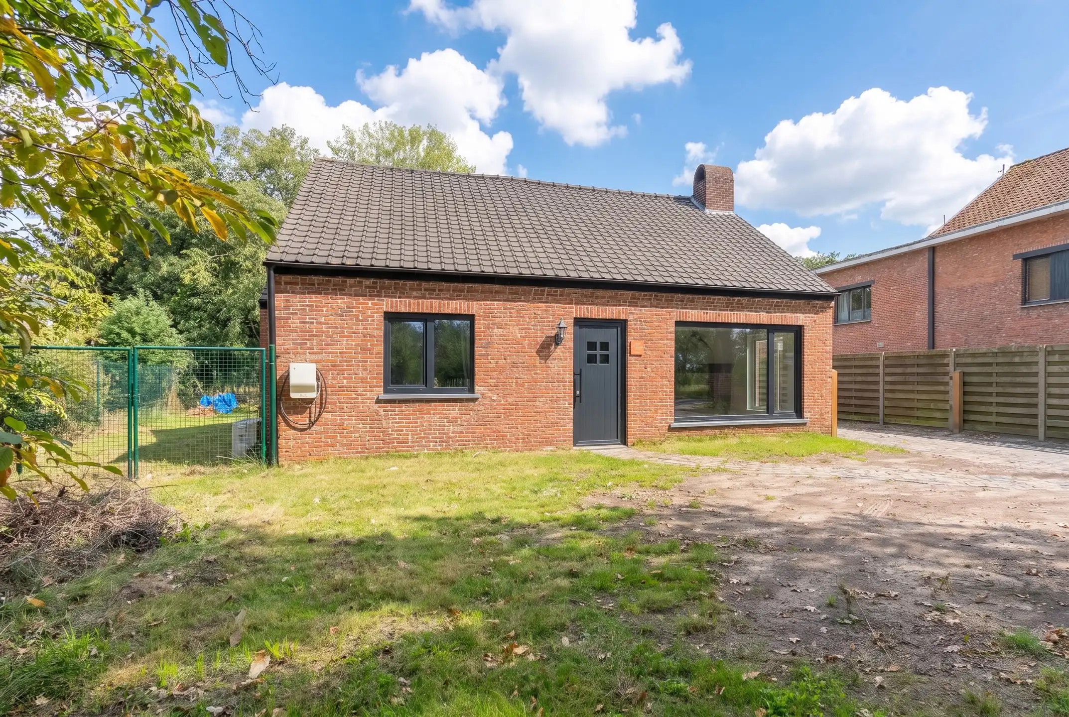 Ger. woning met 3 slpk en grote garage/werkplaats op 1.705 m² foto 2