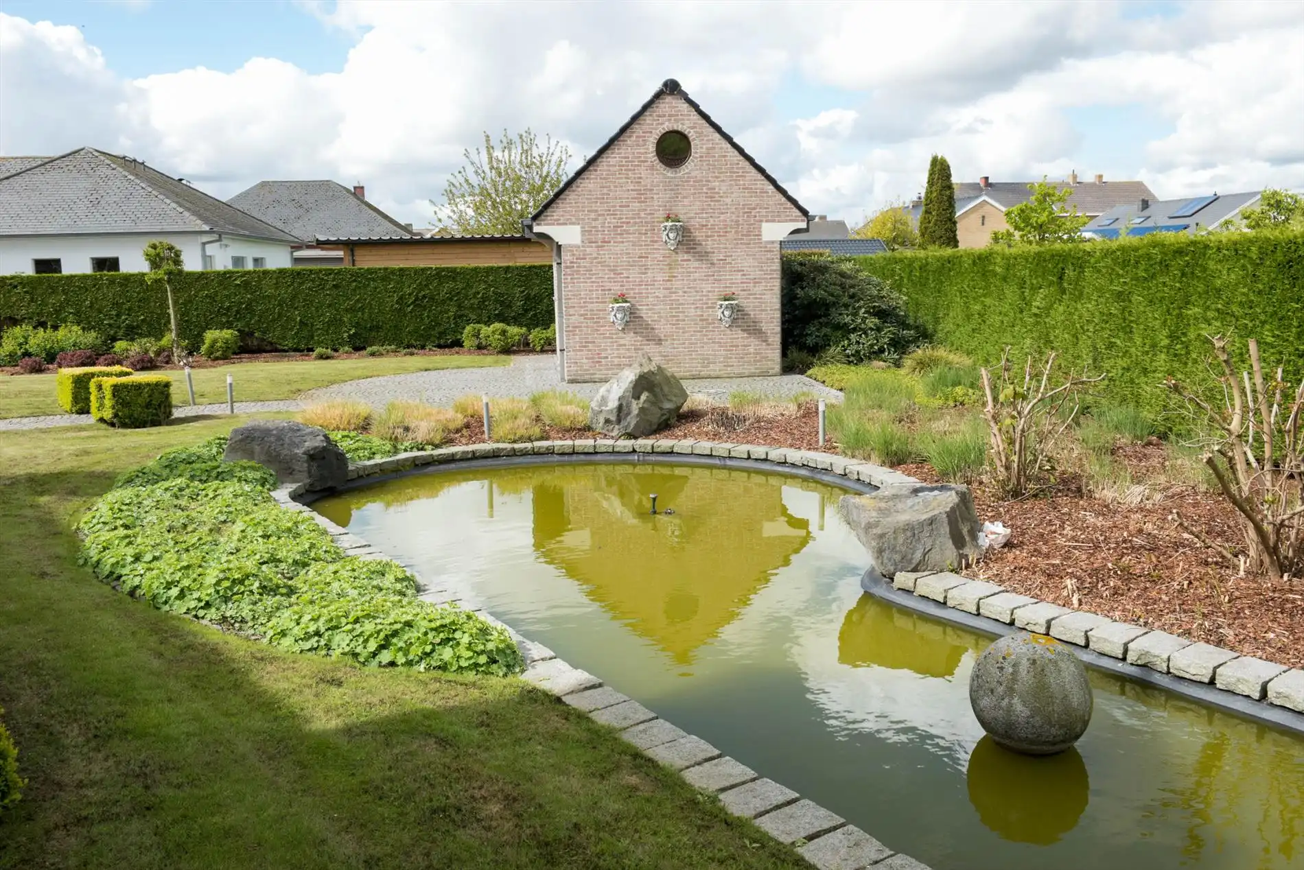 Mooie stijlvilla met kwalitatieve afwerking en zeer verzorgde tuin met oprijlaan. foto 24