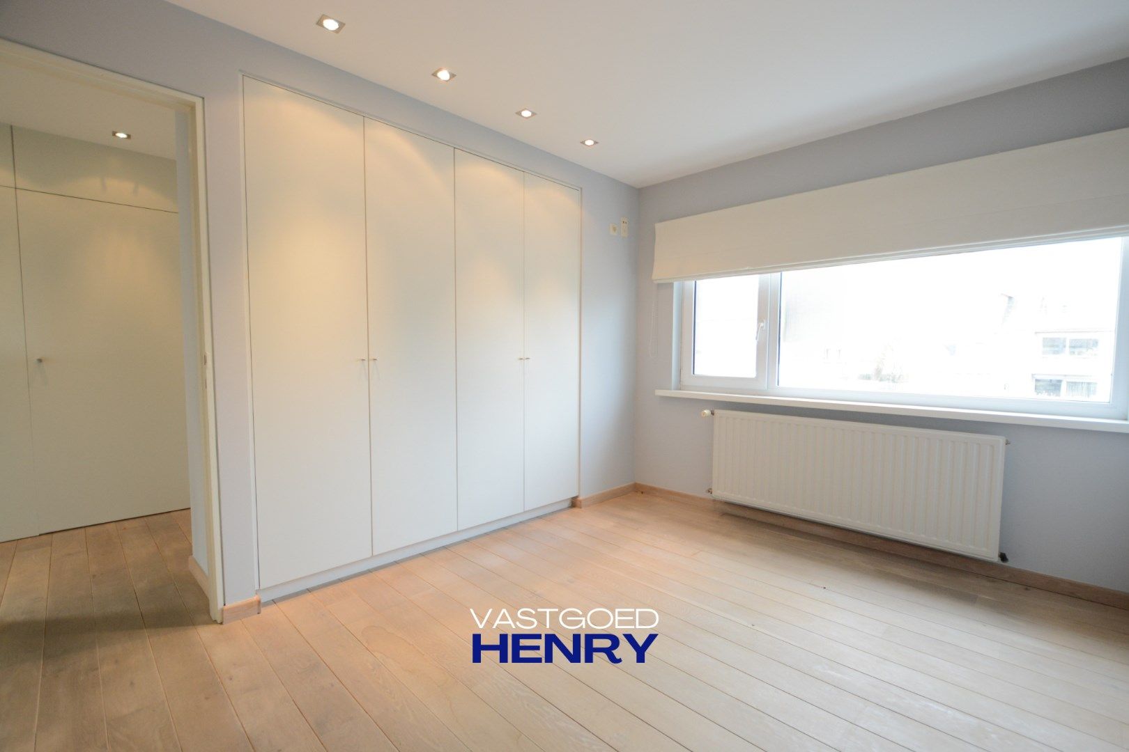 Duplex twee slaapkamer appartement met privé parkeerplaats inbegrepen! foto 10
