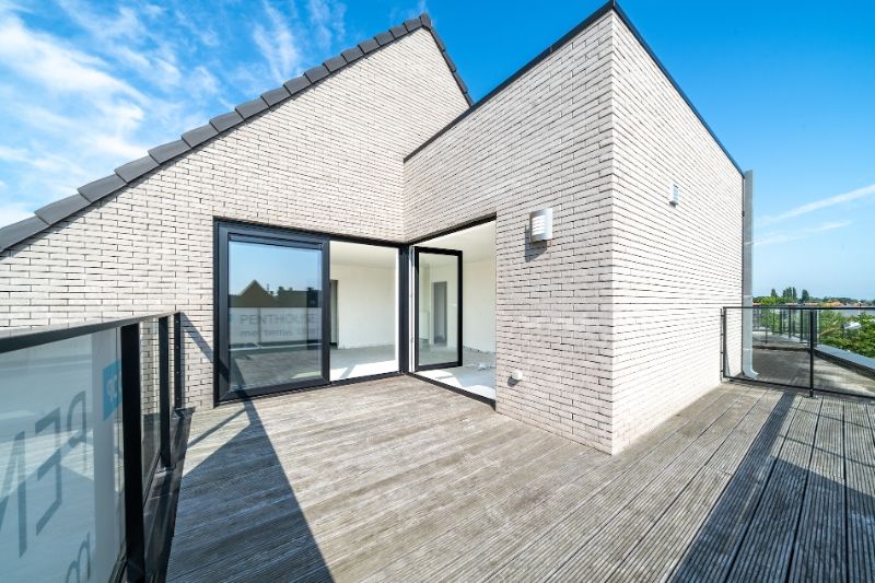 Roeselare nabij Station : Nieuw penthouse appartement met 2 slpks en zolder op de derde verdieping van een nieuw gebouwde Residentie genaamd "Residentie Arena" opp 110 m2 foto {{pictureIndex}}