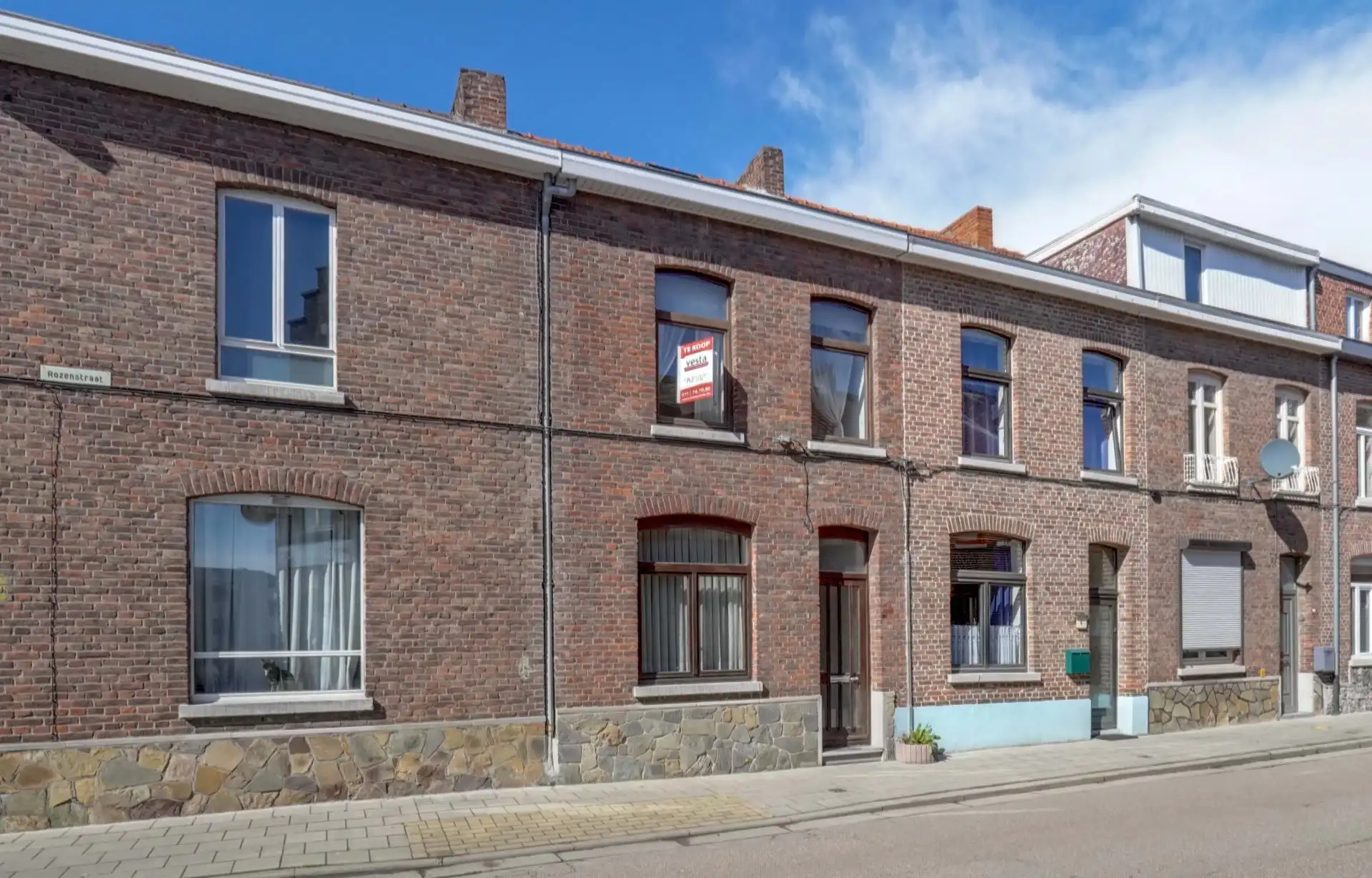 Op te knappen stadwoning op goede locatie foto {{pictureIndex}}