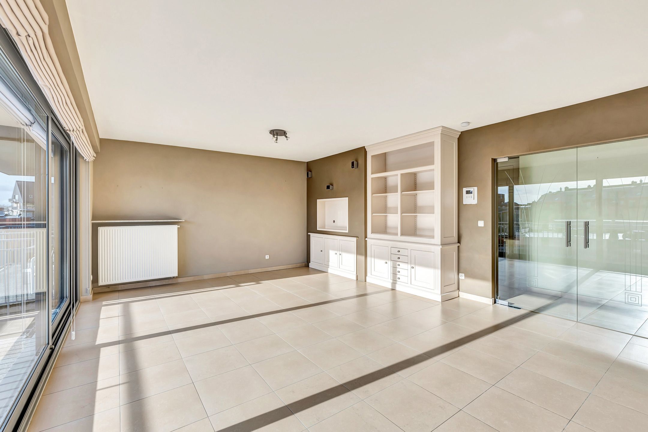 Instapklaar appartement met terras en garage op centrale ligging foto 3