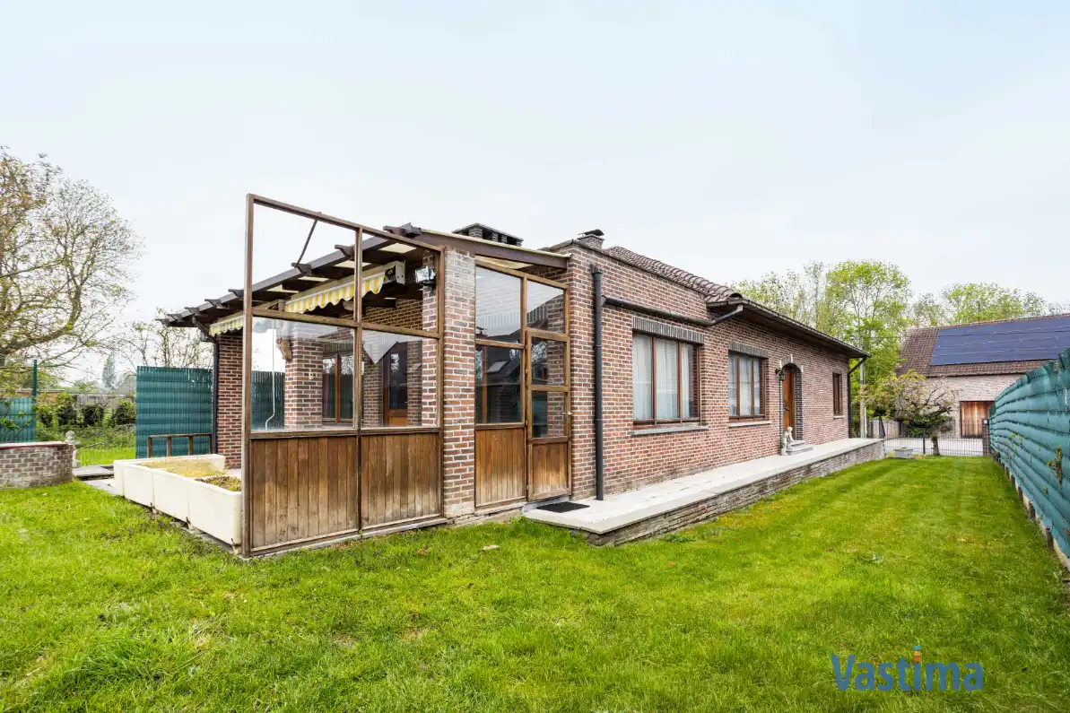 Ruime halfopen bungalow met grote kelder, 3 slaapkamers en zonnige tuin foto 5