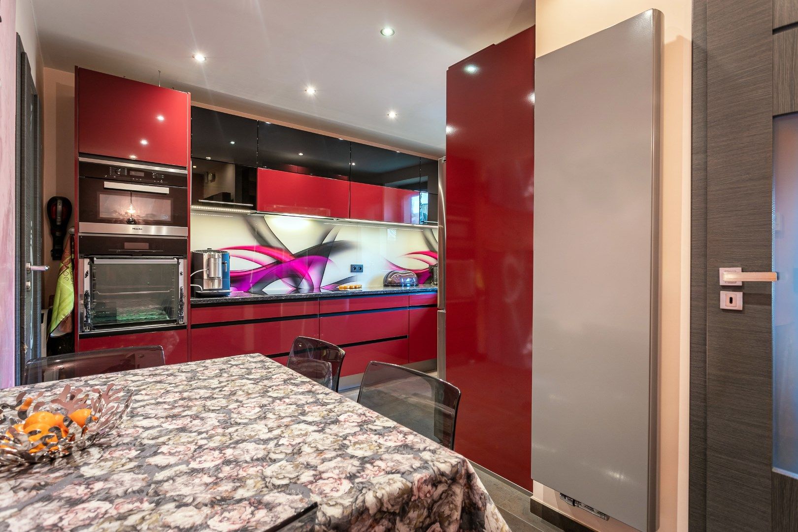 Volledig gerenoveerde woning met 3 slaapkamers, bureau en tuin foto 5