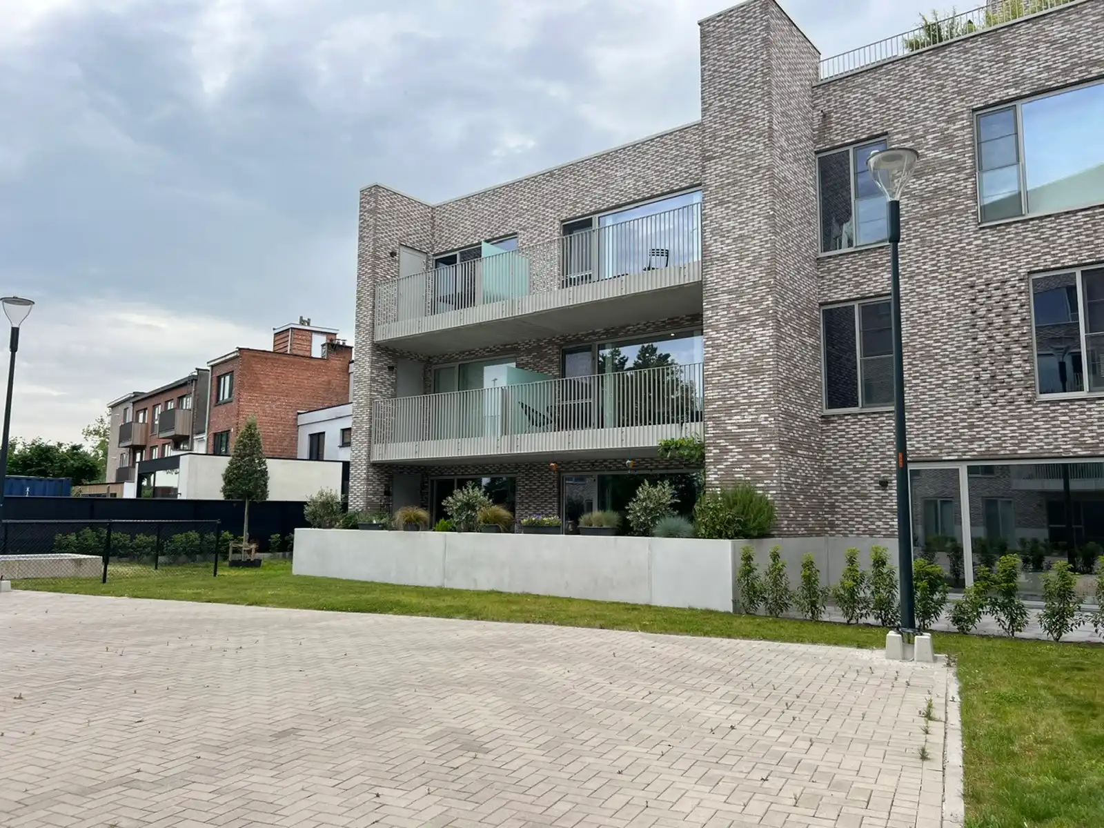 Recent app (EPC A) met 2 slpk, terras, parking en berging  foto {{pictureIndex}}