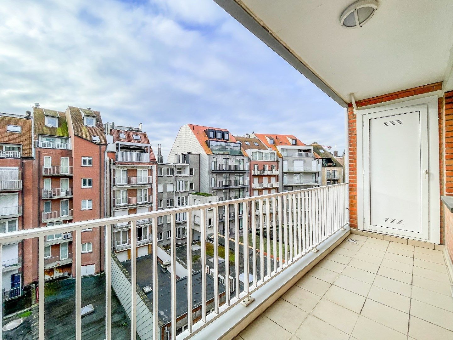 Verzorgd appartement met FRONTAAL ZEEZICHT, gelegen op de zeedijk vlakbij het Albertplein. foto 4