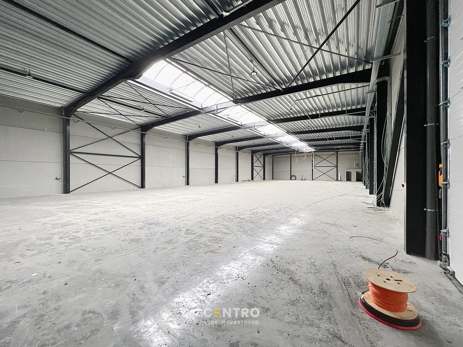 Instapklaar geïsoleerd nieuwbouw MAGAZIJN (± 960m²), vrije hoogte 7m, met 4 sectionale poorten. Op ambachtelijke zone te Oostrozebeke. foto 12