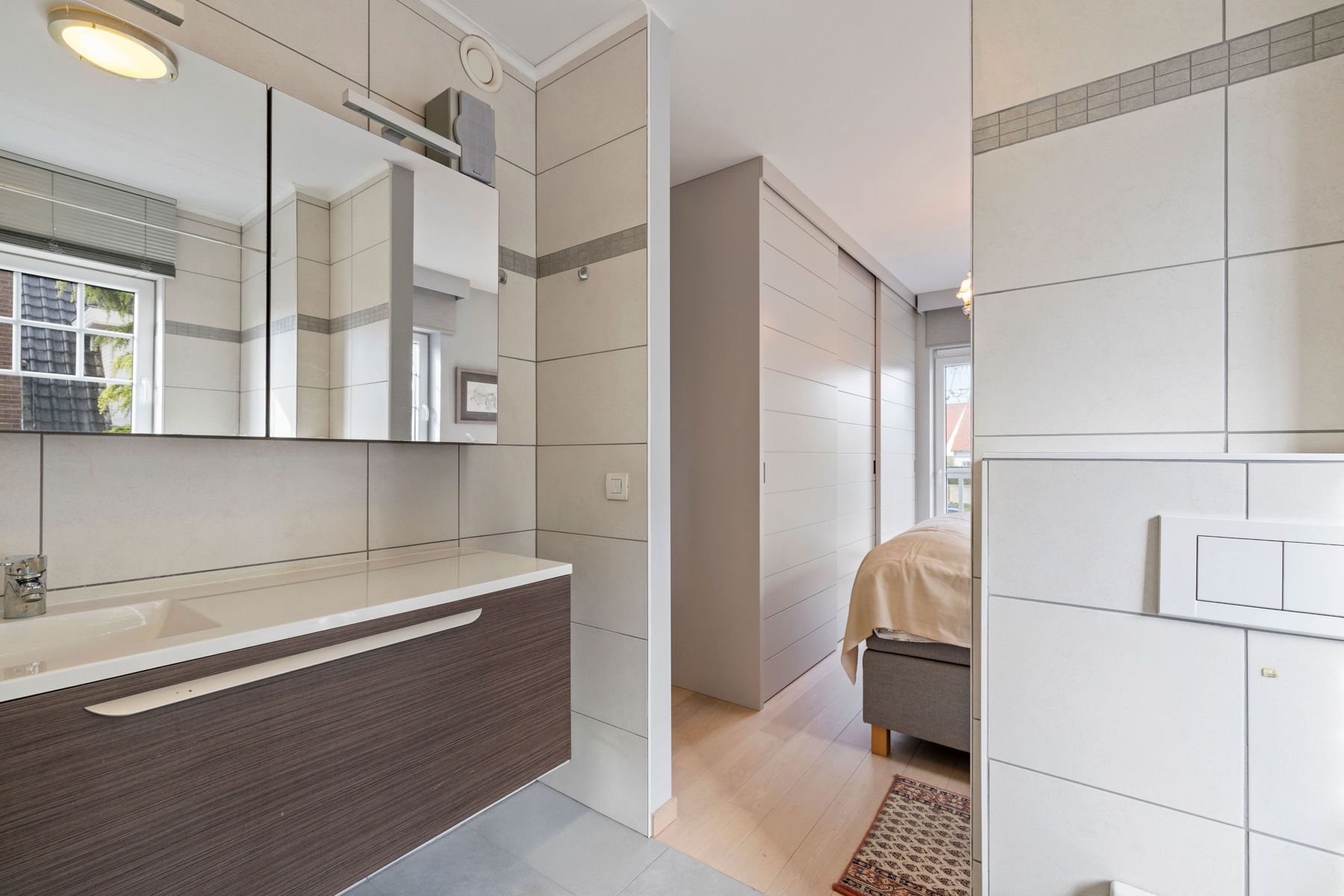 Ruim 2 slaapkamer appartement (2 badkamers) MET privé garage foto 18