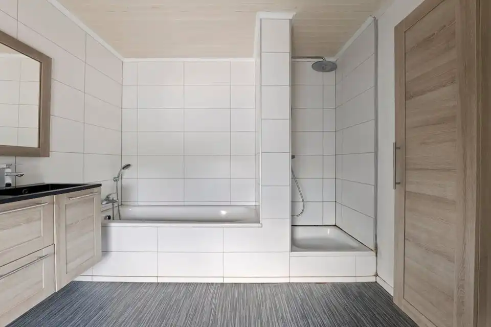 HANDELSHUIS MET PARKING OP EEN TOPLOCATIE IN LINTER foto 24