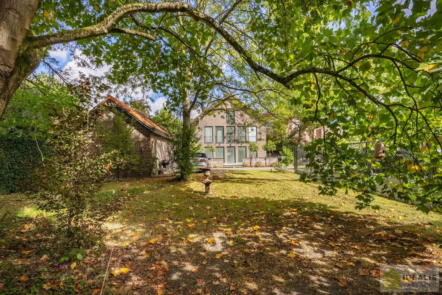STATIG, STRAK EN UITERST RUIM COMPLEX MET HOOGSTAANDE AFWERKING EN OOG VOOR DETAIL. MOMENTEEL VOORZIEN VAN 3 SLAAPKAMERS, RIANTE LEEFRUIMTES ÉN UNIEKE LANDSCAPE KANTOORRUIMTES OP RESIDENTIËLE DOCH GUNSTIGE LOCATIE!! Dit exclusieve complex omvat maar liefst +-400m² netto bewoonbare oppervlakte! Kenmerkend aan dit statige pand is de unieke voorgevel die bezet is met keramische kunst van Pieter Stockmans. Gelegen op een residentiële locatie in een rustige woonstraat doch op enkele minuten van het centrum van Genk! foto 62