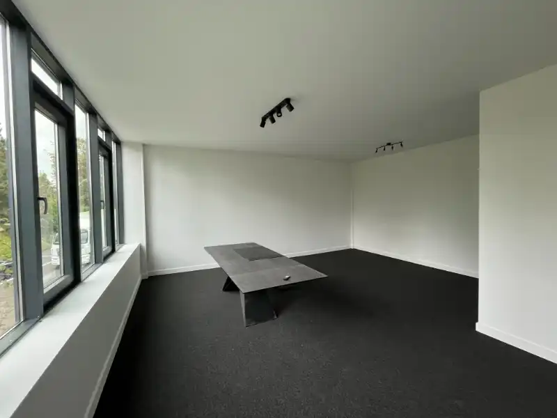 Bedrijfsgebouw met magazijn en kantoorruimte te huur foto 3
