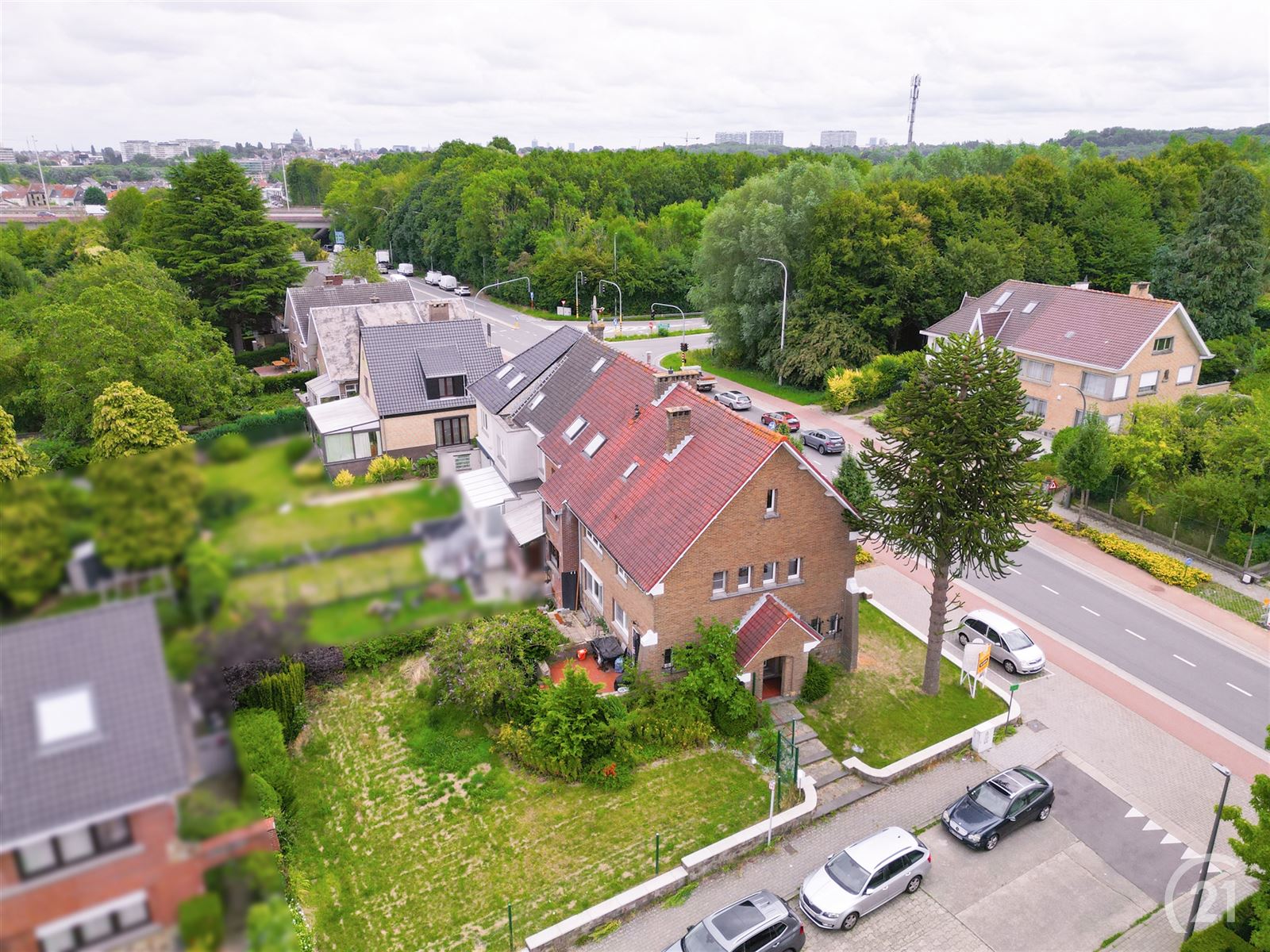 Karaktervolle driegevel villa met grote garage foto 2