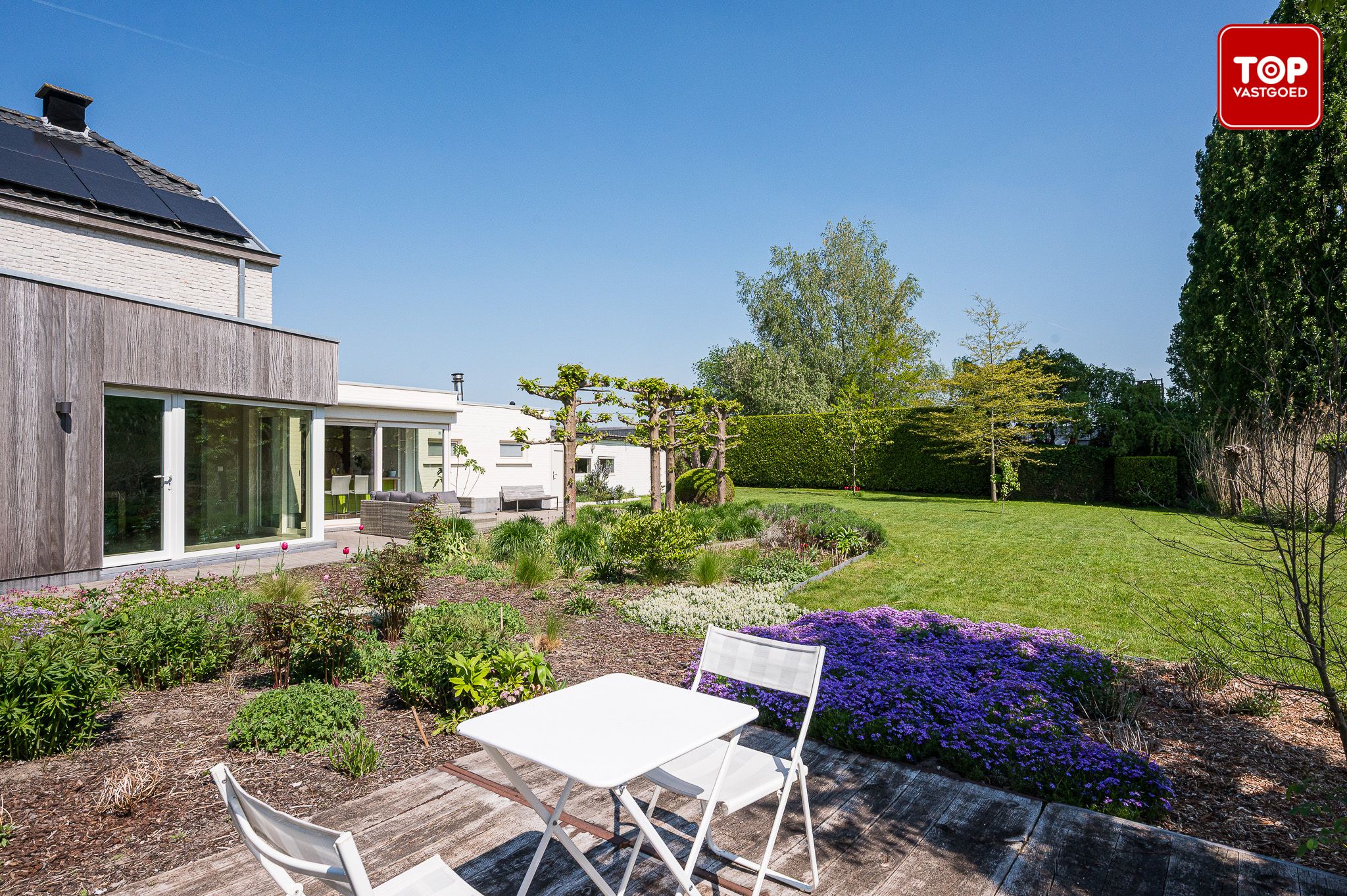 Instapklare woning met prachtige tuin in doodlopende straat. foto {{pictureIndex}}