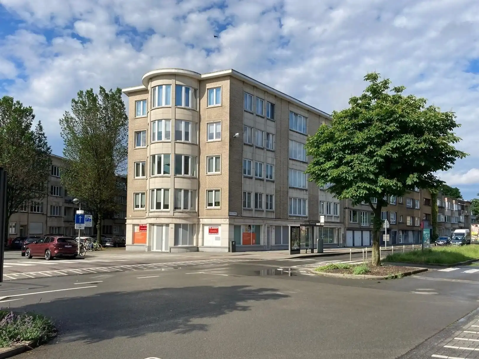 Veelzijdig hoekkantoor op commerciële ligging foto {{pictureIndex}}