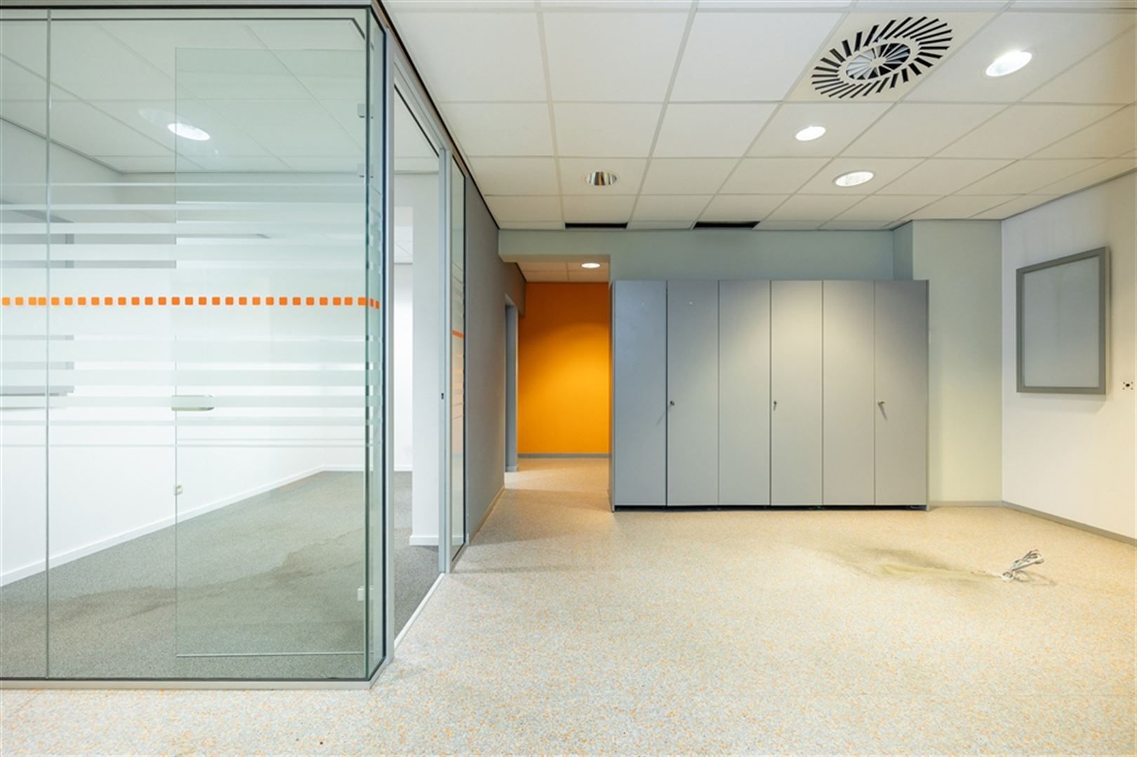 Voormalig bankkantoor te huur op de Diksmuidelaan foto 13