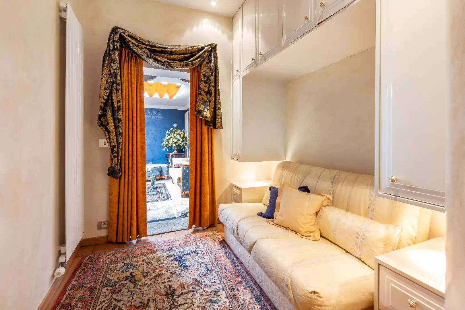 Luxueus ingericht appartement aan de zonnekant van de Dumortierlaan. Parking in het gebouw mgl. foto 13