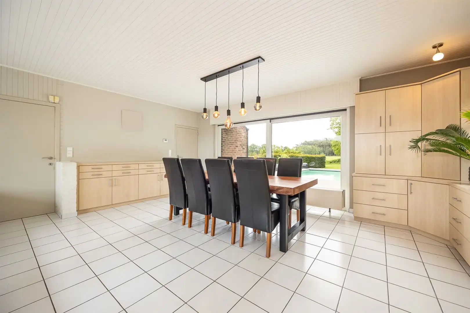 Woning met burelen, opslagruimte en een prachtige tuin! foto 8