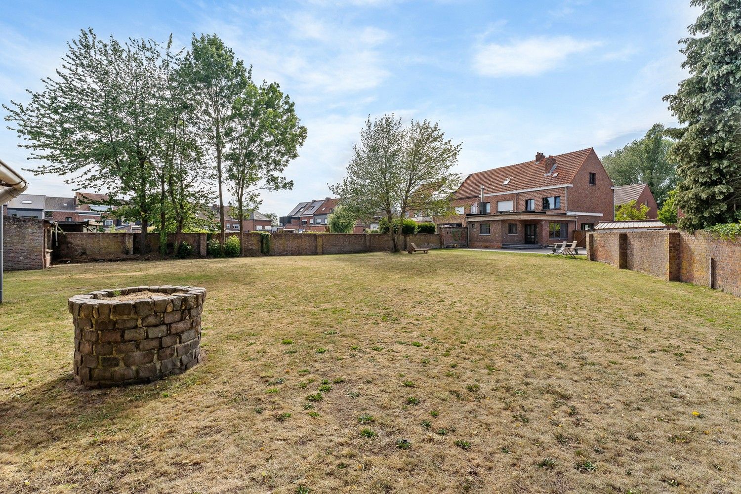 Deels gerenoveerde woning met 5 slpkrs en grote omheinde tuin foto 2