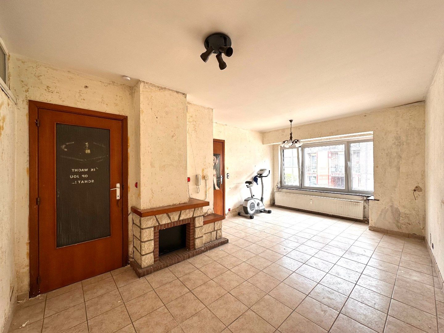 Te renoveren appartement met 2 slaapkamers en terras nabij het centrum van Tongeren foto 3