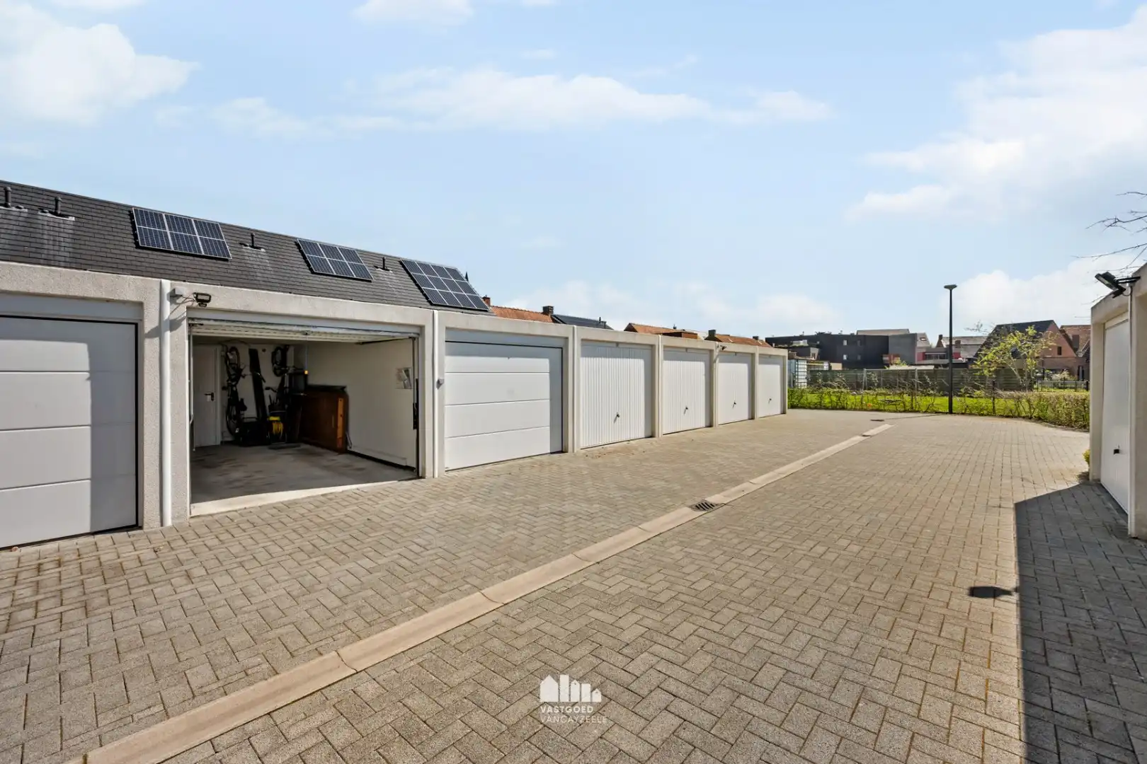 Recente nieuwbouwwoning (2020) met zonnige tuin, garage en uitweg foto 27