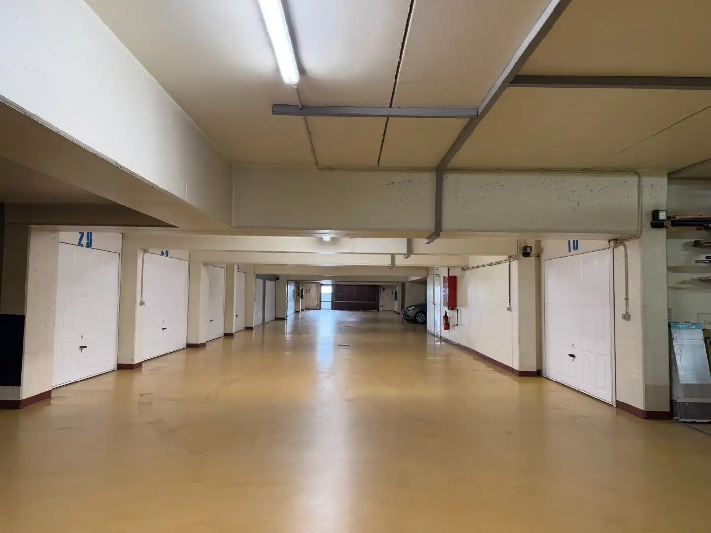AUTOSTAANPLAATS VLAKBIJ ZEEDIJK foto 3