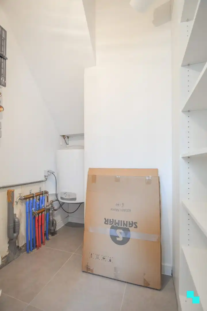 Gerenoveerde woning met twee slaapkamers en ruime garage foto 8