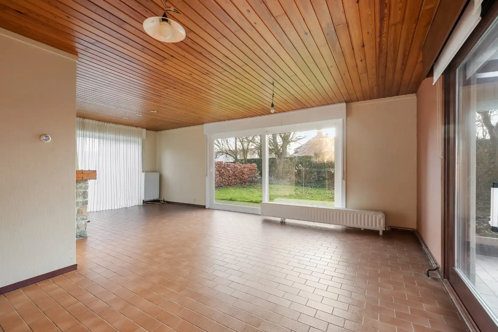Gelijkvloerse woning met 3 slaapkamers, ruime garage en tuin. foto 4
