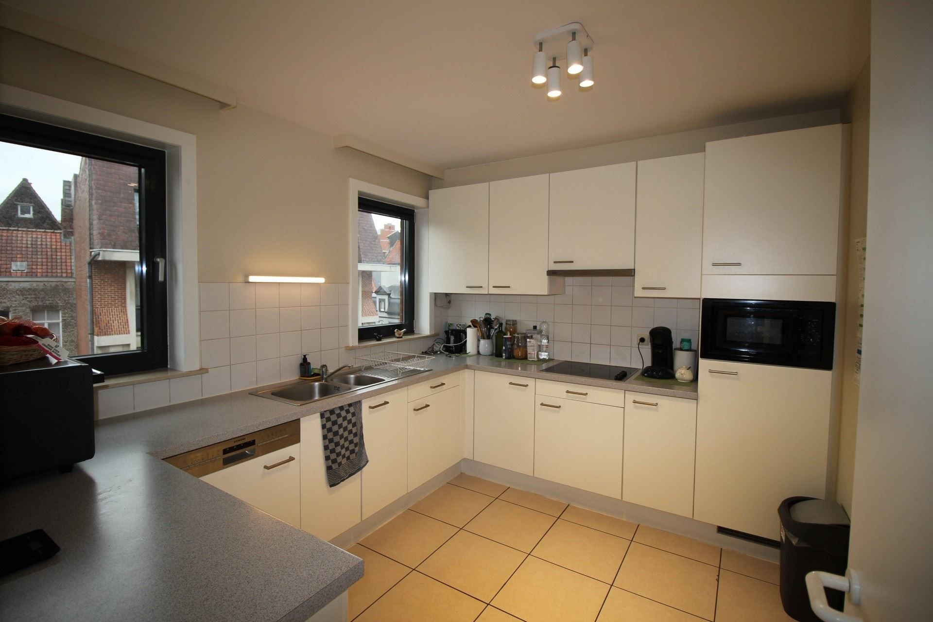 Ruim 2-slaapkamer appartement te huur, grote afgesloten garage inbegrepen. foto 7