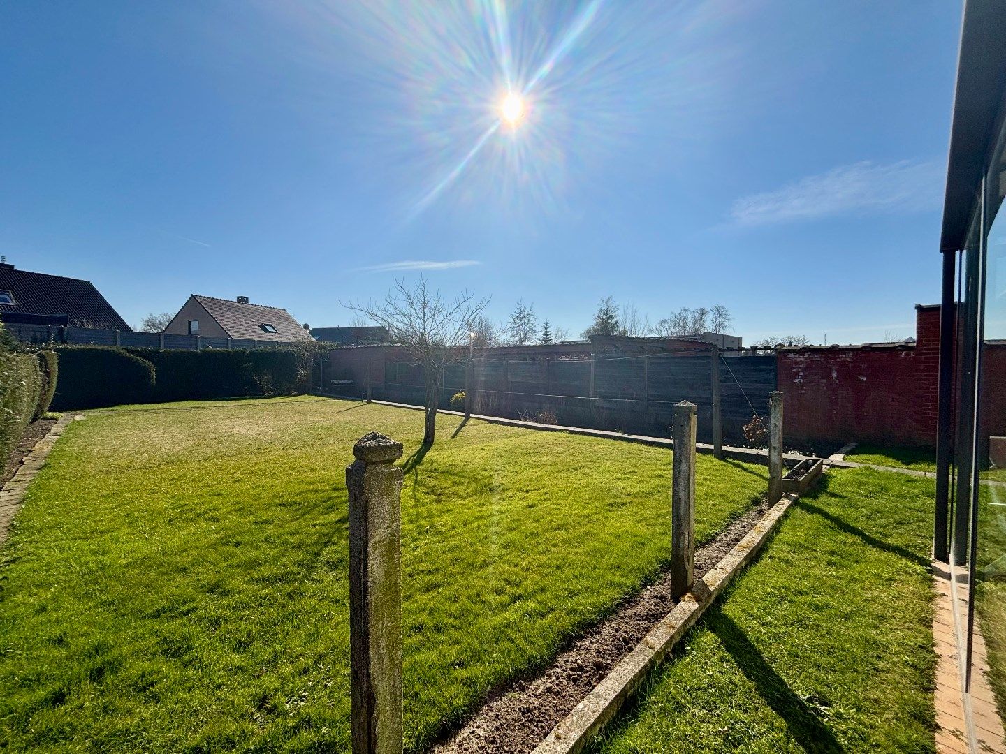 Ruime en kloeke halfopen woning met zonnige tuin. Opp:555m². foto 14