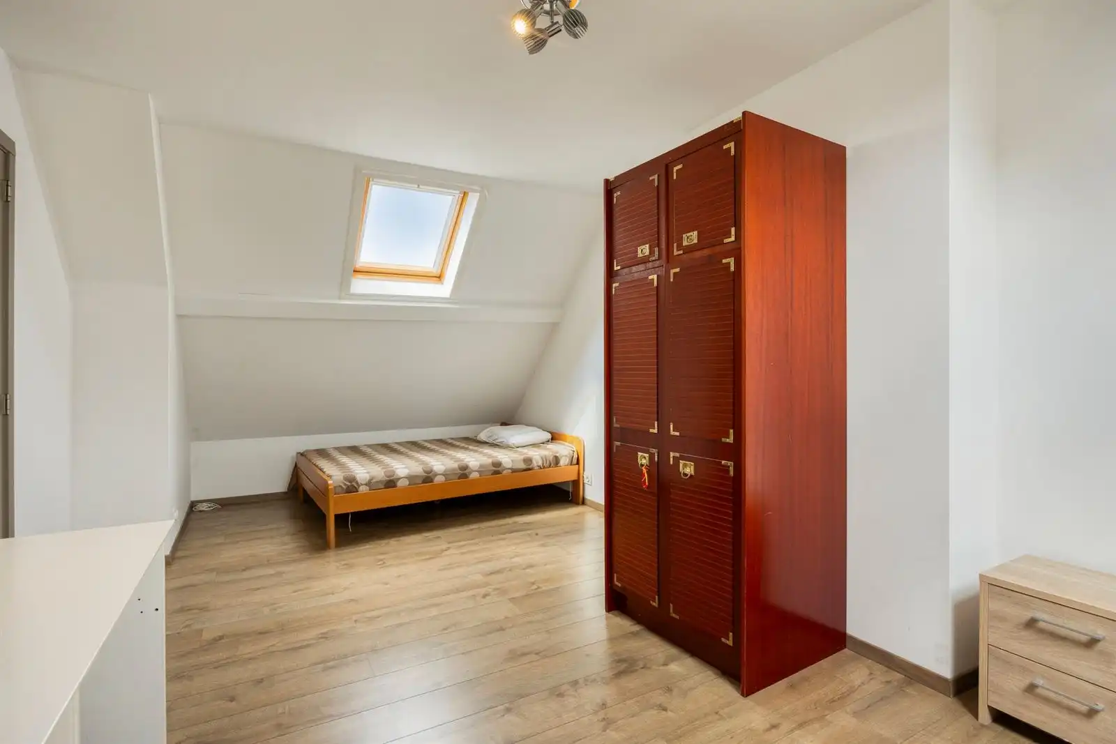 Volledig gerenoveerde 4-slpk woning met garagebox foto 21