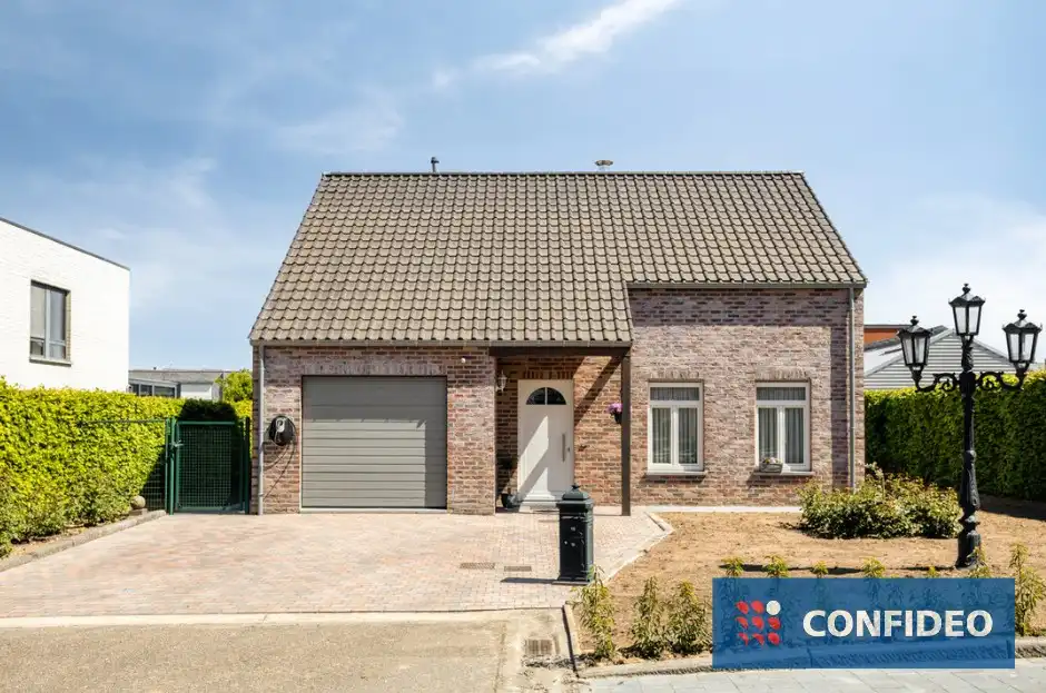 Instapklare woning met drie slaapkamers in een doodlopende straat foto {{pictureIndex}}
