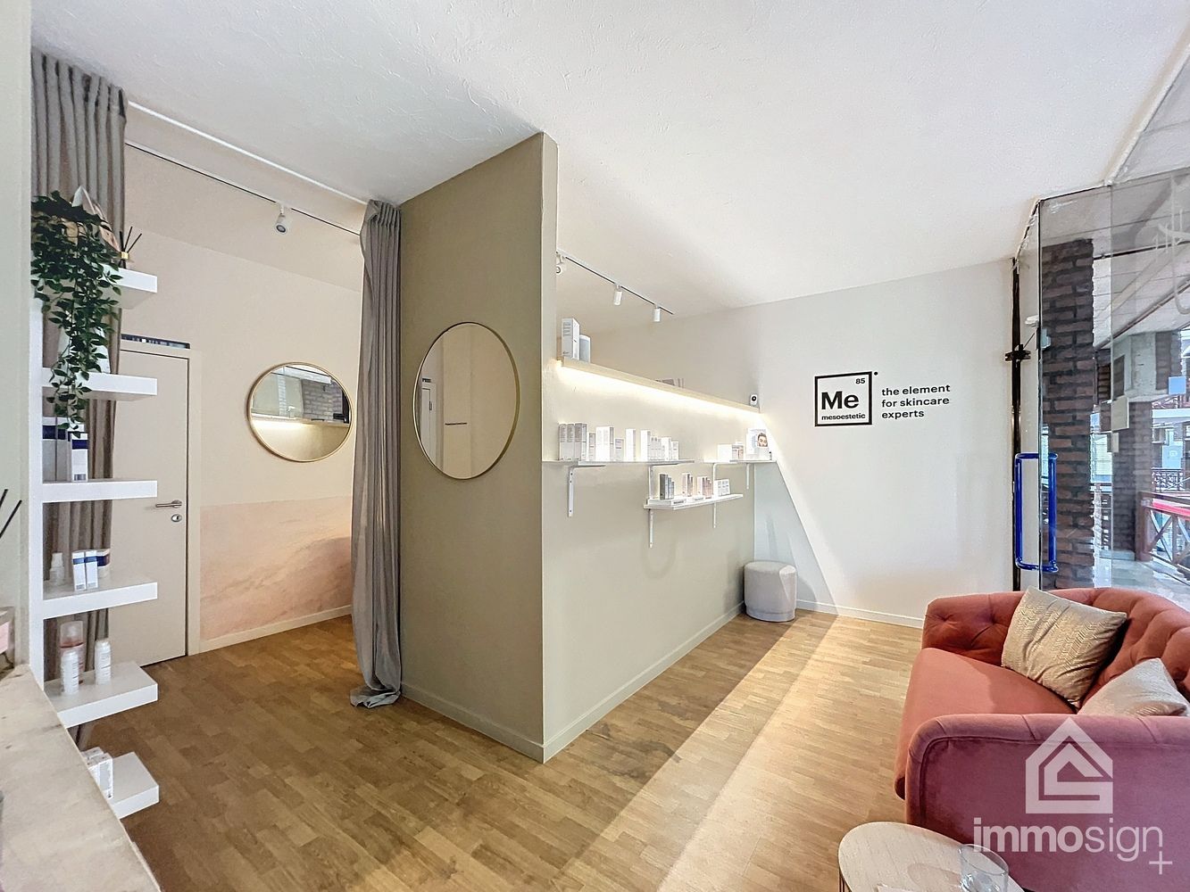 Zeer ruime handelsruimte van 93 m² met autostaanplaats in Shopping 2 te Genk! foto {{pictureIndex}}