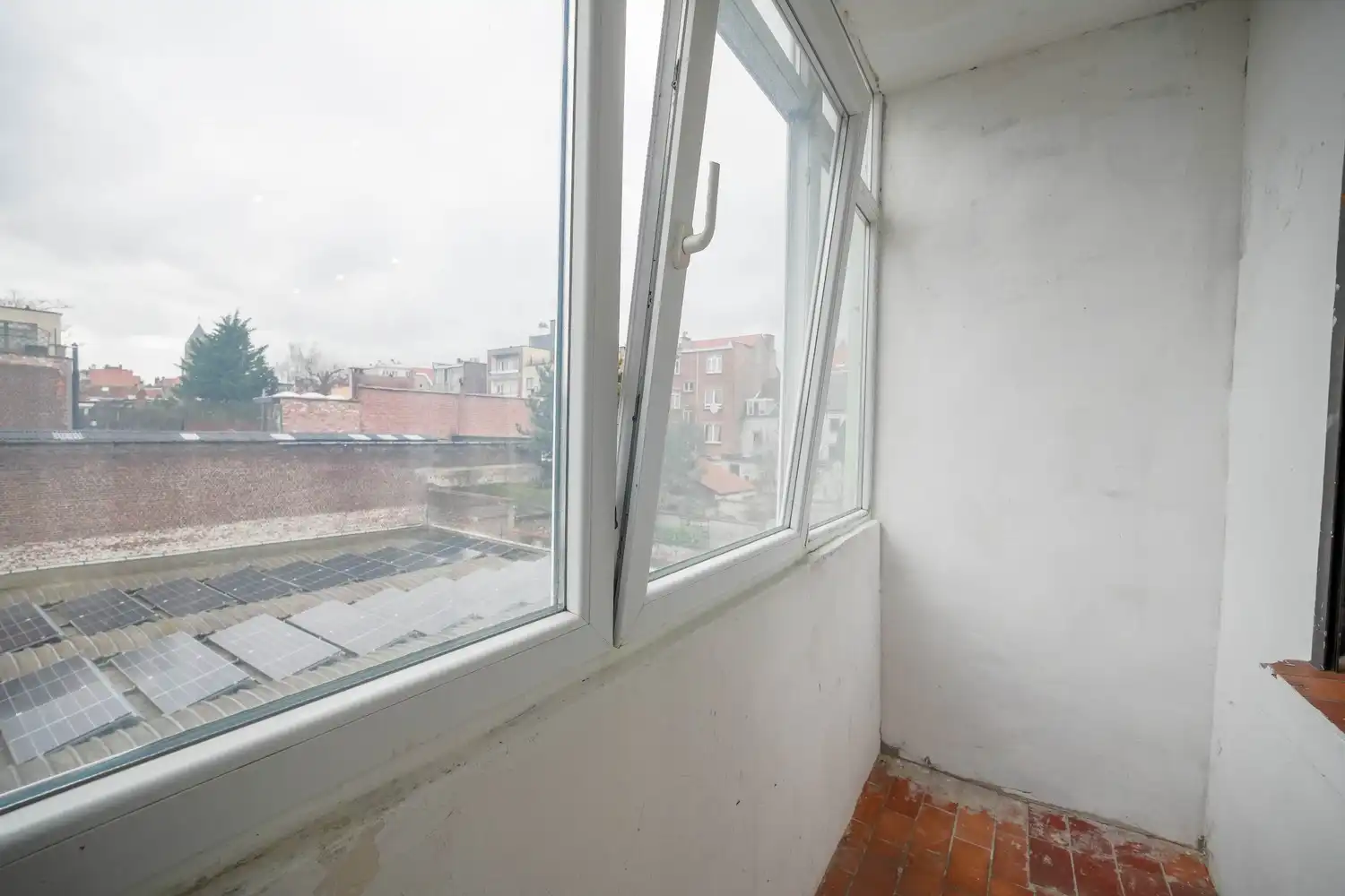 Instapklaar appartement met terras in Jette foto 16