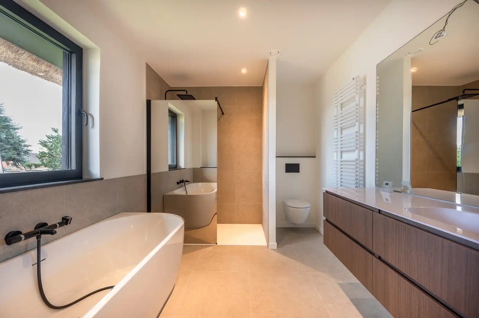 Prachtige nieuwbouw villa met 5 slaapkamers gelegen in een rustige residentiële omgeving vlakbij het centrum. foto 14