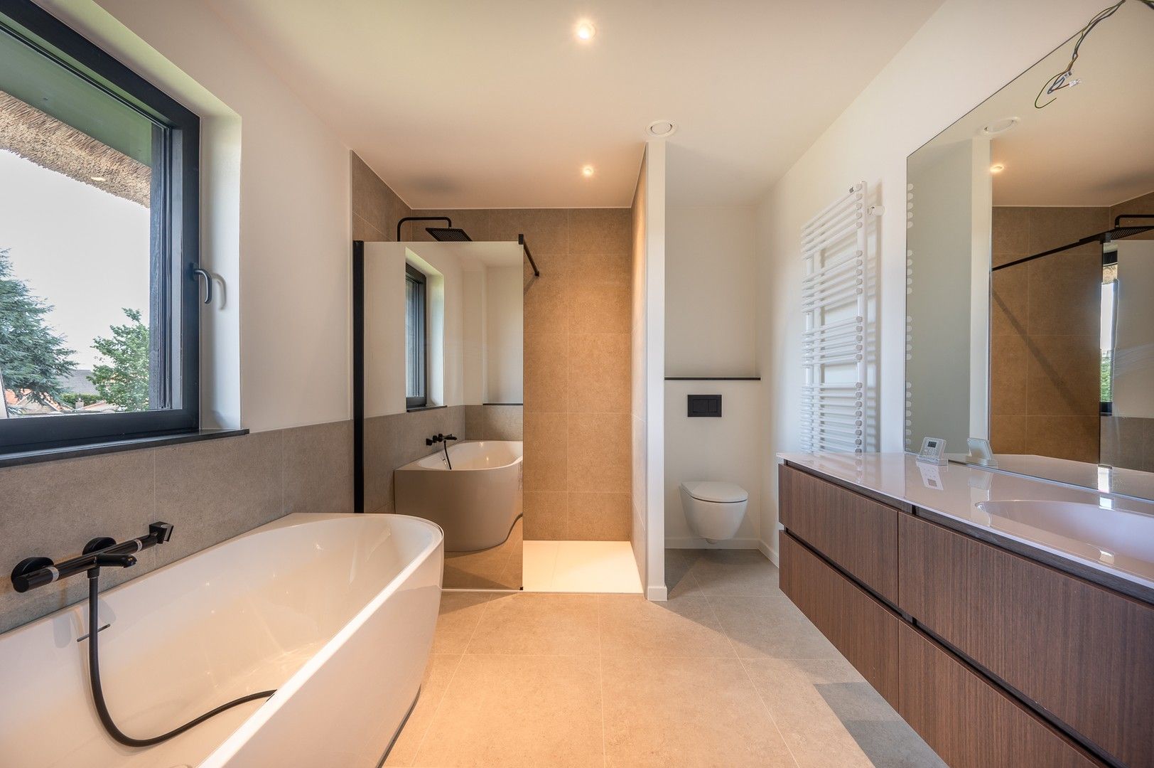 Prachtige nieuwbouw villa met 5 slaapkamers gelegen in een rustige residentiële omgeving vlakbij het centrum. foto 14