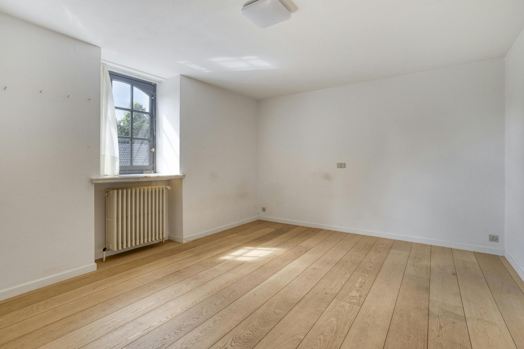 Unieke villa te koop in Zwevezele met prachtige tuin foto 10