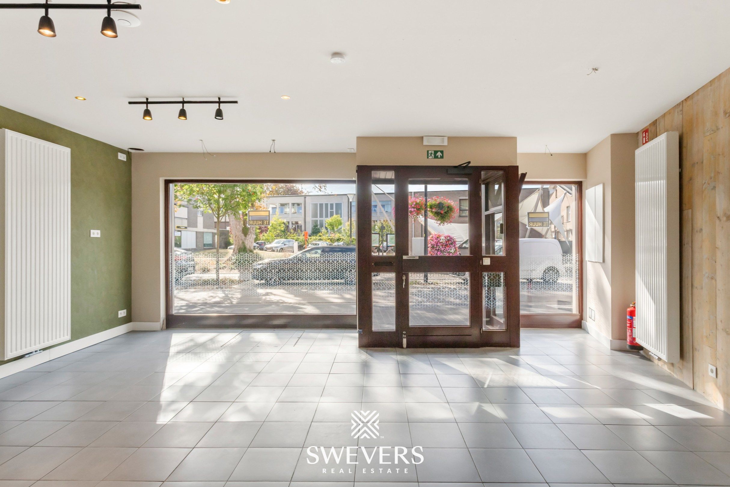 Recent vernieuwd handelspand op toplocatie te Lummen centrum foto 2