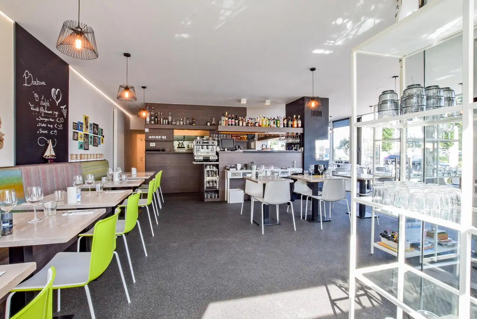 Succesvolle horecazaak met karakter in hartje Nieuwpoort-Stad op de Kaai gelegen. foto 6