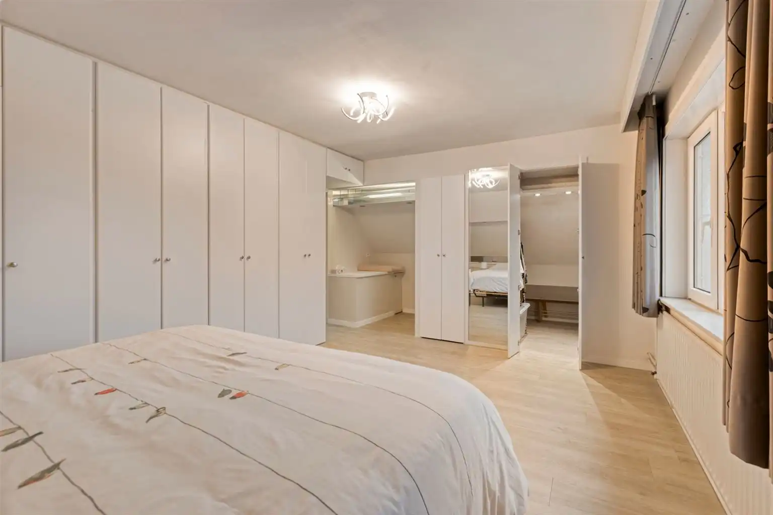 Vrijstaande woning met 3 slaapkamers, inpandige garage en een omheinde tuin, rustig gelegen nabij het centrum van Maaseik. foto 23