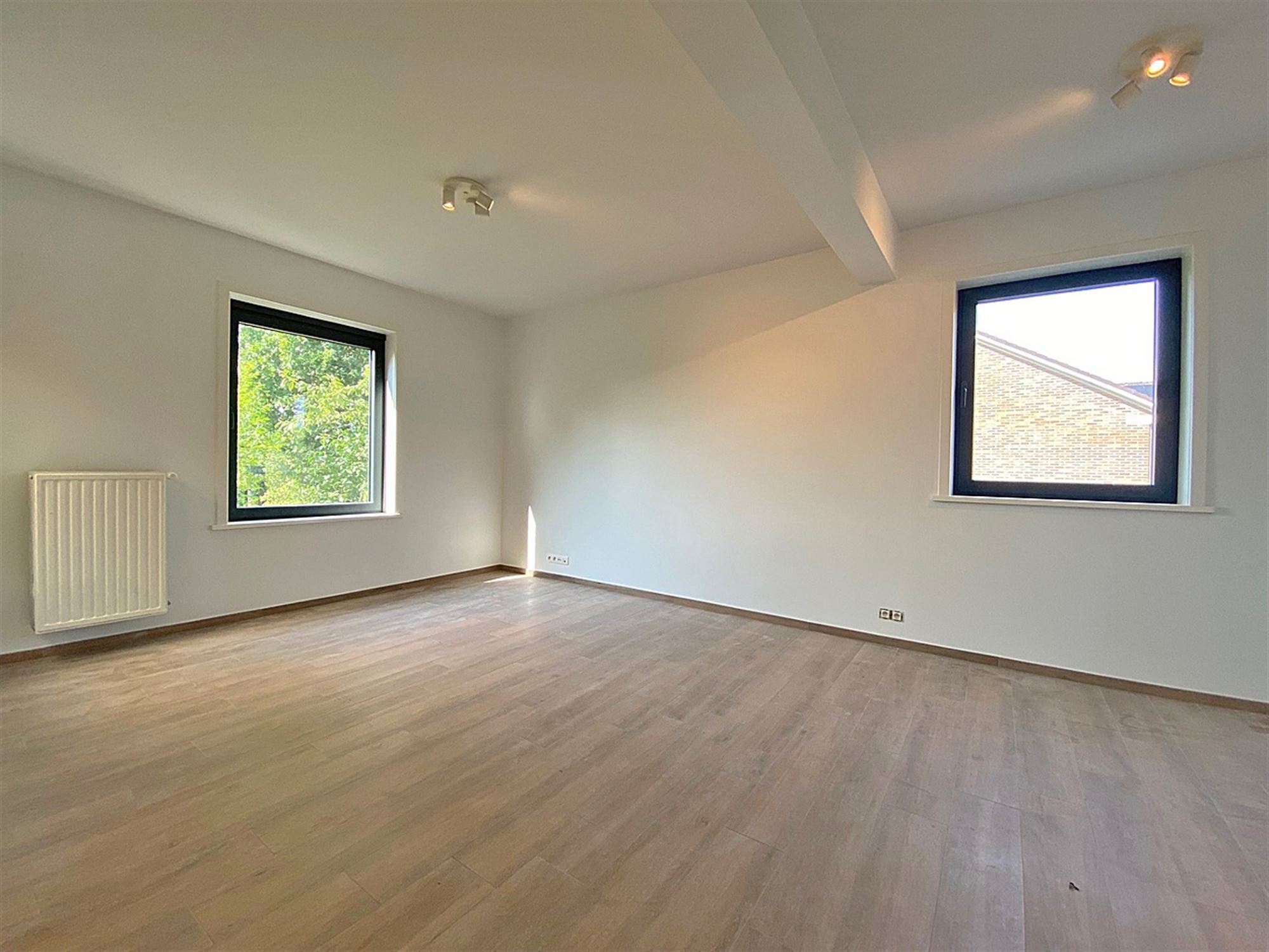 Ruime VERNIEUWDE HALFOPEN BEBOUWING met 4 SLAAPKAMERS ... foto 6
